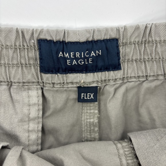 American Eagle 5.5" Flex Lived-In Trekker Shorts Men's S Gray Chino Everyday - Picture 3 of 7